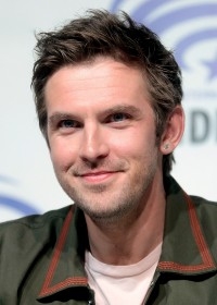 دن استیونز - Dan Stevens