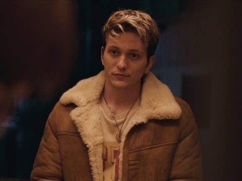 سایه‌ای تیره‌تر