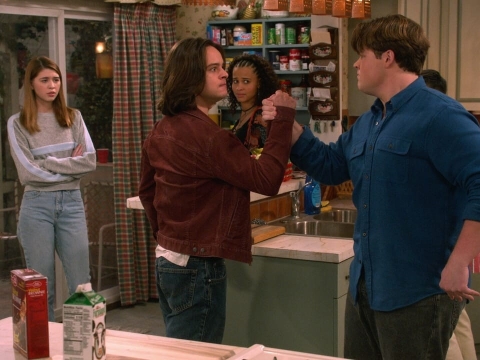 دوستان در مکان های پایین