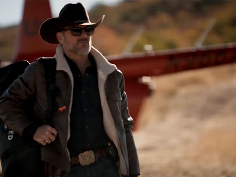 مار ضربه میزند.