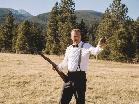 یک هیولا در میان ماست