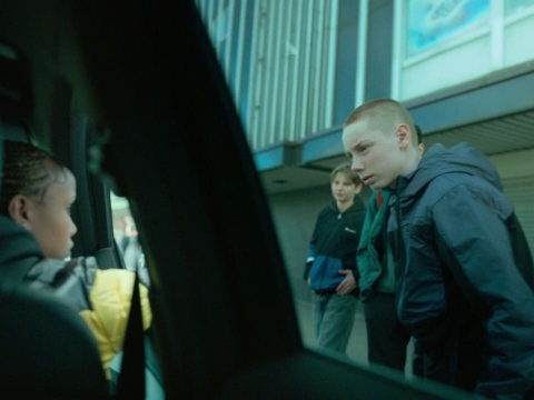 دو سنگ خرجش می‌شود، لیا