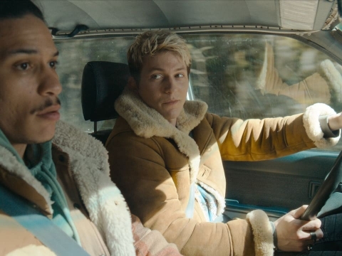 به هیچ کس اعتماد نکن