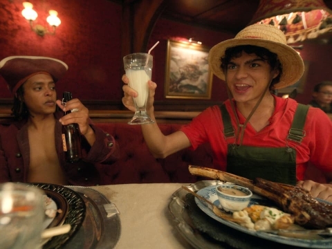 در کشتی/رستوران دریایی غذا بخورید!