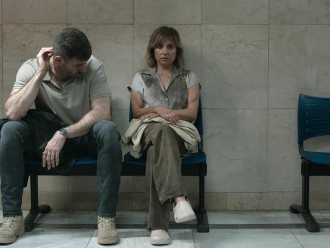 به ته دره نگاه کردن.