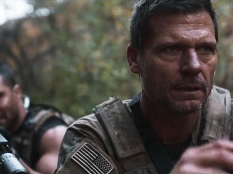 گرگها خانه را محاصره میکنند.